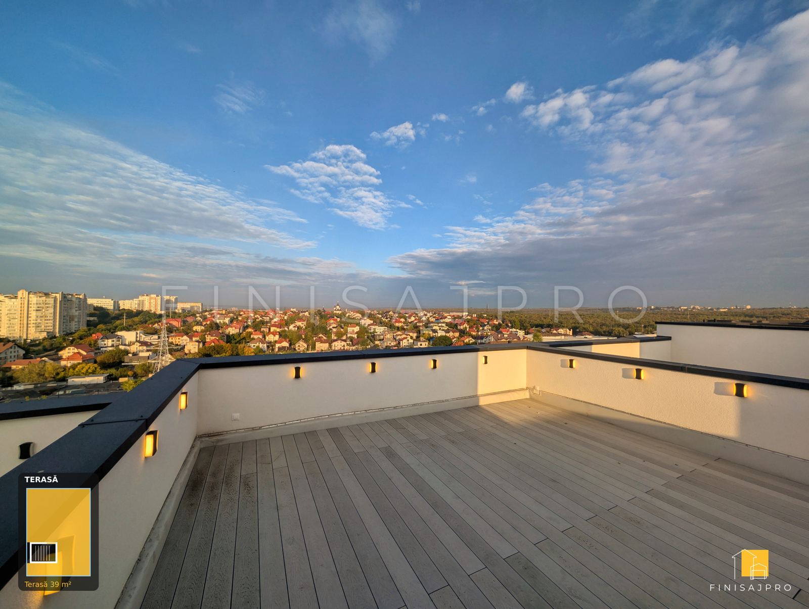 Terasa de 39 m² de pe acoperiș, cu vedere panoramică asupra orașului